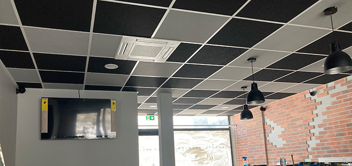 plafond rénové avec des dalles pour faux plafond noires et grises